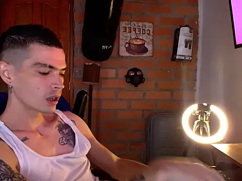 Snapshot of Travis_R chatting on October 9, 2025, 6:39 pm Travis R online show from October 9, 2025, 6:39 pm
