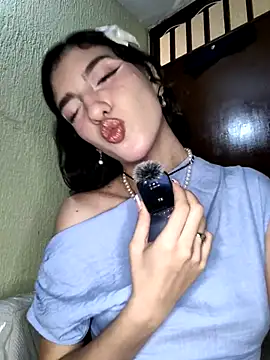 Snapshot of Emily-hottson chatting on October 17, 2025, 4:59 am Emily-hottson online show from October 17, 2025, 4:59 am