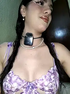 Snapshot of Emily-hottson chatting on October 19, 2025, 6:58 am Emily-hottson online show from October 19, 2025, 6:58 am