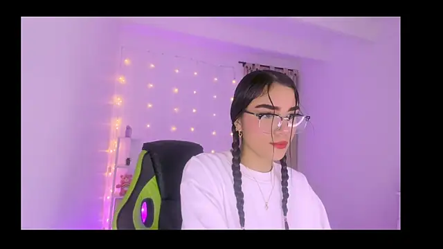 ashlysmith 01 online show from December 4, 2025, 4:00 am