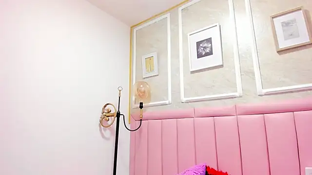 HoollyHendrix online show from December 2, 2025, 8:37 pm