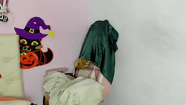 Yuni kim online show from October 31, 2025, 2:18 pm