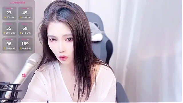 Snapshot of eos-chan chatting on October 3, 2025, 1:52 pm eos-chan online show from October 3, 2025, 1:52 pm