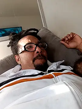 Snapshot of romero115 chatting on November 18, 2025, 1:37 pm romero115 online show from November 18, 2025, 1:37 pm