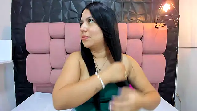 TessaCollinns online show from September 26, 2025, 2:21 pm