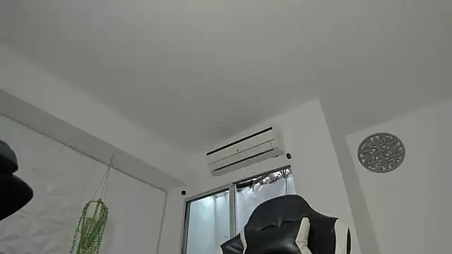 Snapshot of Dakota_x18 chatting on October 6, 2025, 7:44 pm Dakota x18 online show from October 6, 2025, 7:44 pm