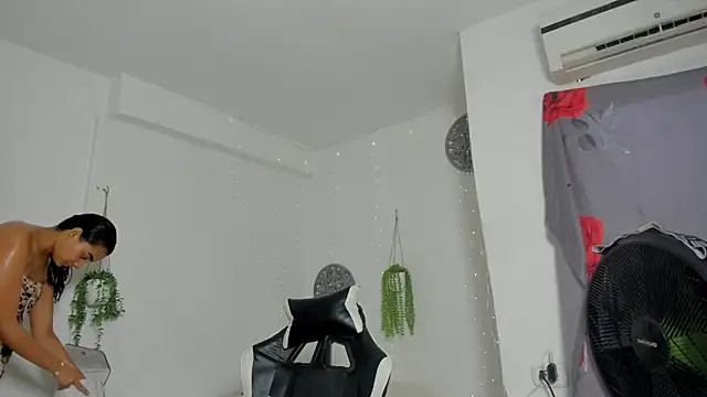 Snapshot of Dakota_x18 chatting on November 8, 2025, 8:29 pm Dakota x18 online show from November 8, 2025, 8:29 pm