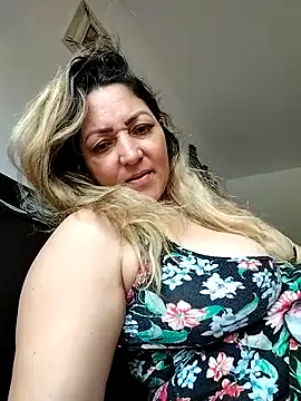 Lunita86 online show from October 25, 2025, 2:24 pm