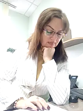 ValeriaLove43211 online show from November 14, 2025, 12:37 pm