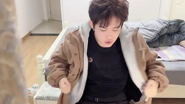 Snapshot of xlong00099 chatting on November 18, 2025, 1:33 am xlong00099 online show from November 18, 2025, 1:33 am