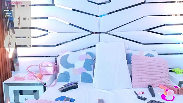 IrissBloom online show from November 23, 2025, 7:13 pm