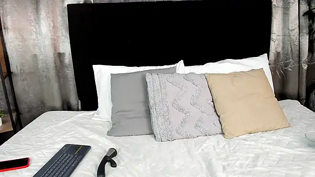 Lenapaul  online show from November 11, 2025, 4:23 am