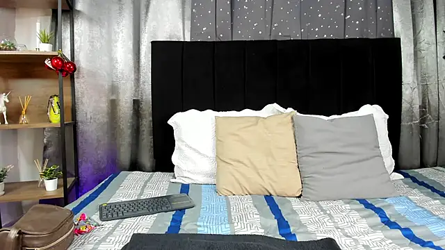 Lenapaul  online show from December 14, 2025, 4:51 am