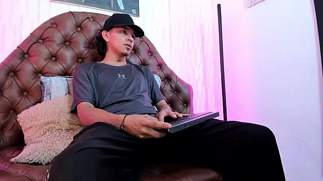 Snapshot of noah_blake0 chatting on October 22, 2025, 2:45 am noah blake0 online show from October 22, 2025, 2:45 am