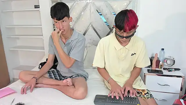 DemianSalvatore online show from October 24, 2025, 7:54 pm