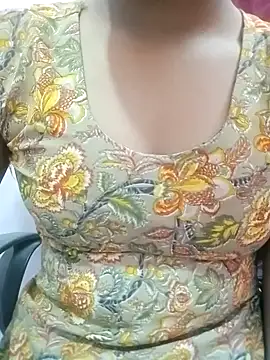 Snapshot of pari_rani7 chatting on October 10, 2025, 4:11 am pari rani7 online show from October 10, 2025, 4:11 am