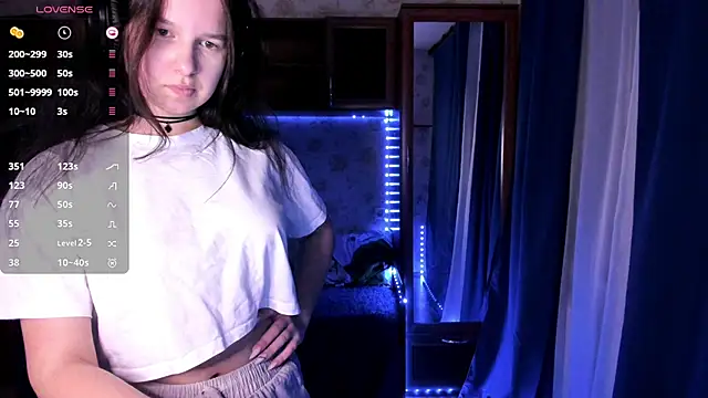 MandaDestiche online show from November 10, 2025, 4:17 pm