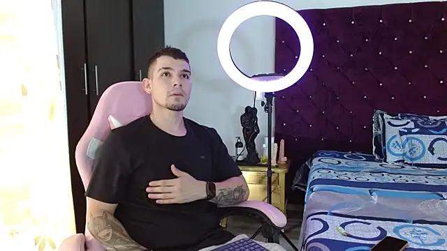 BooyHott  online show from November 5, 2025, 6:41 pm