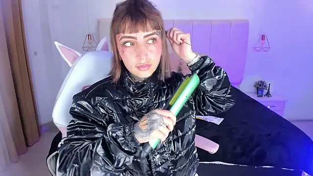 Gyal 8  online show from November 28, 2025, 4:04 am