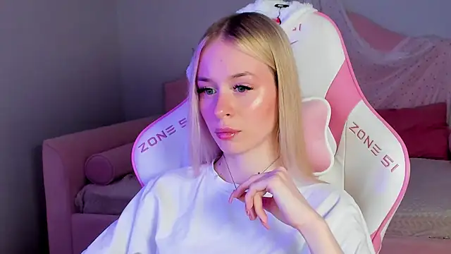 Snapshot of MiaGraces chatting on November 17, 2025, 5:19 pm MiaGraces online show from November 17, 2025, 5:19 pm