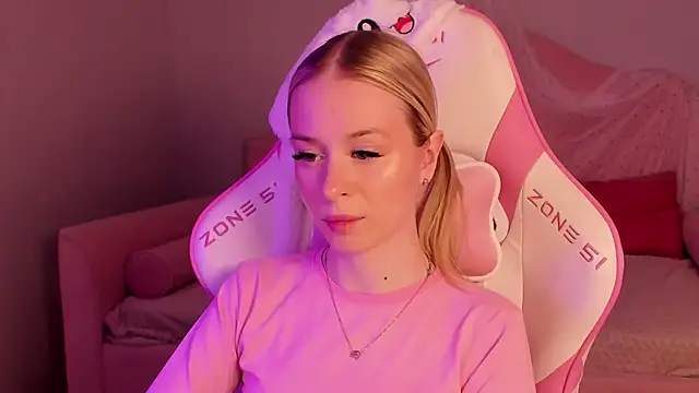 Snapshot of MiaGraces chatting on November 18, 2025, 5:17 pm MiaGraces online show from November 18, 2025, 5:17 pm