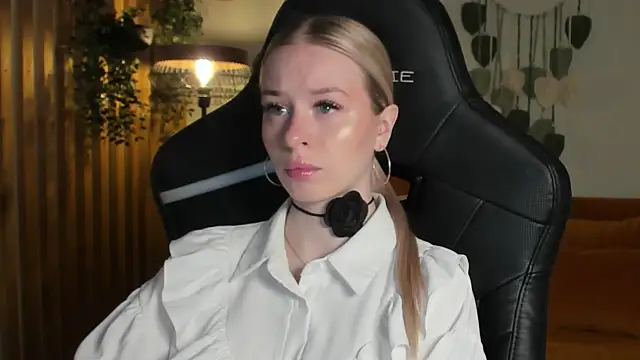 Snapshot of MiaGraces chatting on November 30, 2025, 5:22 am MiaGraces online show from November 30, 2025, 5:22 am