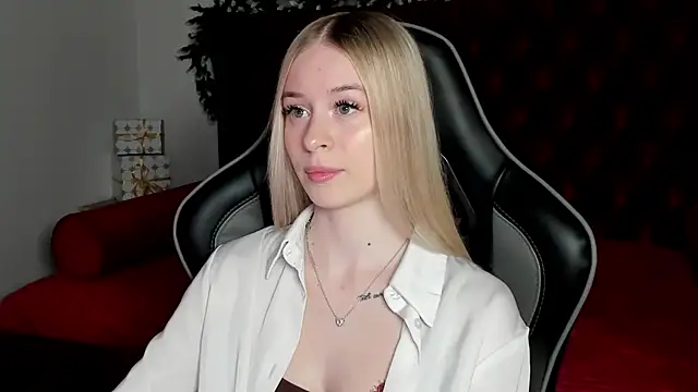 Snapshot of MiaGraces chatting on December 15, 2025, 5:17 pm MiaGraces online show from December 15, 2025, 5:17 pm