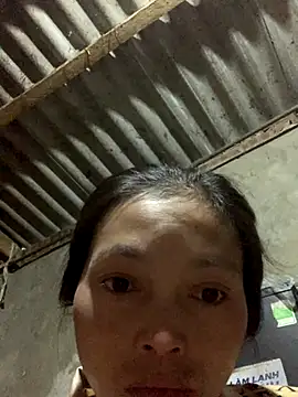 Snapshot of Halyy_xx chatting on October 18, 2025, 11:05 pm Halyy xx online show from October 18, 2025, 11:05 pm