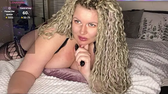 Snapshot of Nivika chatting on September 21, 2025, 11:17 pm Nivika online show from September 21, 2025, 11:17 pm