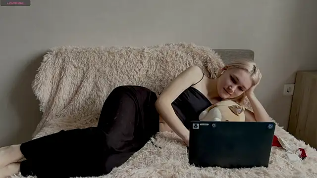 TwinedPeril online show from December 4, 2025, 7:06 am