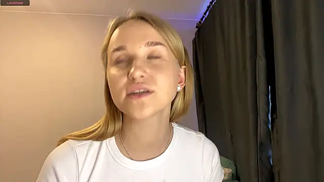 Snapshot of TanekaBoitel chatting on October 8, 2025, 10:02 am TanekaBoitel online show from October 8, 2025, 10:02 am