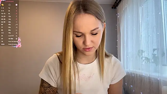 Snapshot of TanekaBoitel chatting on December 2, 2025, 11:26 am TanekaBoitel online show from December 2, 2025, 11:26 am