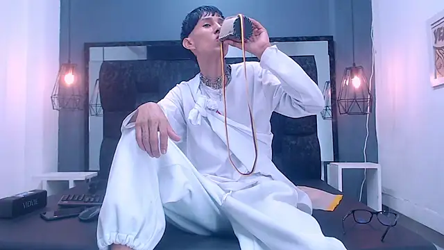 Daniel delux  online show from October 21, 2025, 4:02 am