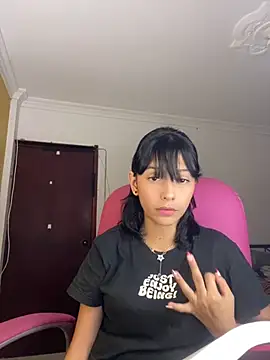 Snapshot of xoxo_milk chatting on December 4, 2025, 5:21 pm xoxo milk online show from December 4, 2025, 5:21 pm