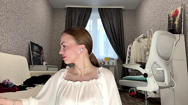 Snapshot of SofiaSmiles chatting on October 19, 2025, 5:08 am SofiaSmiles online show from October 19, 2025, 5:08 am