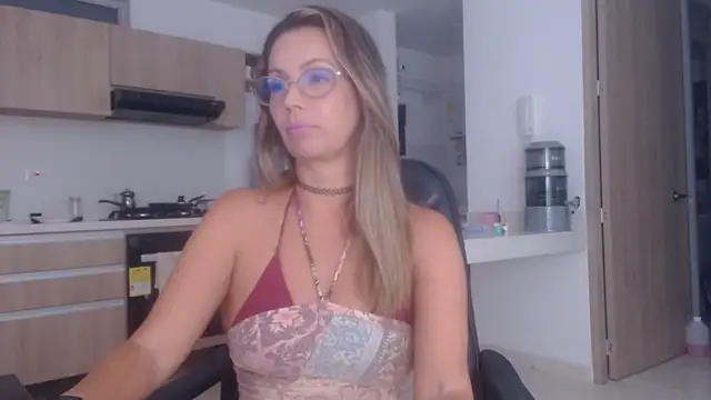 Snapshot of LovePaula chatting on November 22, 2025, 9:58 pm LovePaula online show from November 22, 2025, 9:58 pm