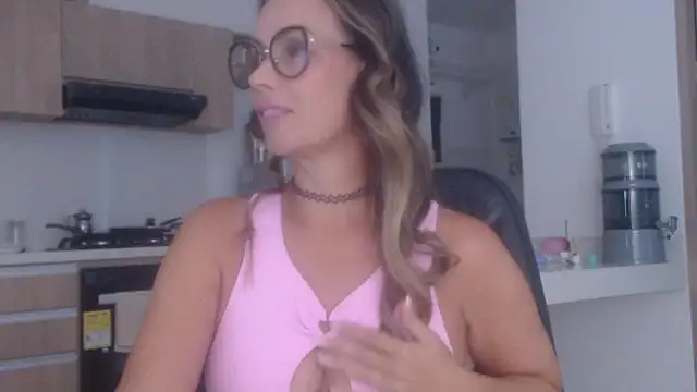 Snapshot of LovePaula chatting on November 23, 2025, 12:27 pm LovePaula online show from November 23, 2025, 12:27 pm