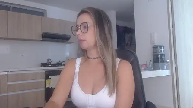 Snapshot of LovePaula chatting on December 2, 2025, 11:59 am LovePaula online show from December 2, 2025, 11:59 am