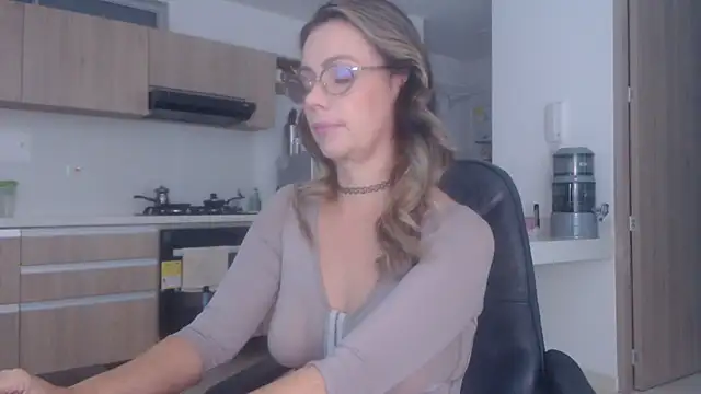 Snapshot of LovePaula chatting on December 14, 2025, 11:37 am LovePaula online show from December 14, 2025, 11:37 am