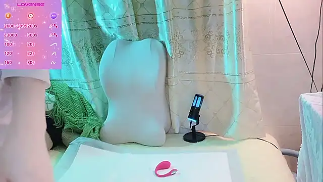 Snapshot of White-Lia chatting on September 30, 2025, 7:52 pm White-Lia online show from September 30, 2025, 7:52 pm