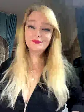 Snapshot of Sweet-blonde chatting on November 17, 2025, 12:22 pm Sweet-blonde online show from November 17, 2025, 12:22 pm