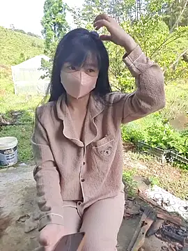 Helen-Tran online show from November 10, 2025, 1:37 am