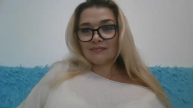 Snapshot of Myrienna chatting on October 23, 2025, 11:42 am Myrienna online show from October 23, 2025, 11:42 am