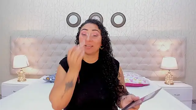 VaniaRose online show from November 8, 2025, 1:55 pm