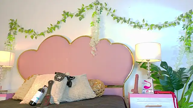 Snapshot of NaiaWhisper chatting on October 12, 2025, 6:12 am NaiaWhisper online show from October 12, 2025, 6:12 am