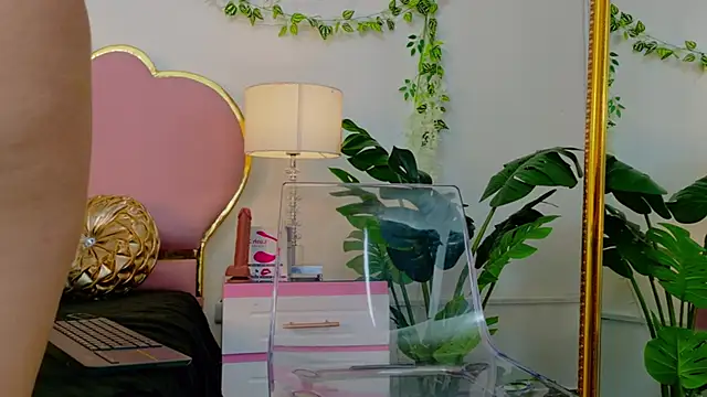 Snapshot of NaiaWhisper chatting on October 22, 2025, 5:30 am NaiaWhisper online show from October 22, 2025, 5:30 am