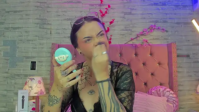 Snapshot of NaiaWhisper chatting on November 16, 2025, 2:22 pm NaiaWhisper online show from November 16, 2025, 2:22 pm