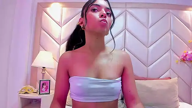 Snapshot of AriaBelles chatting on October 21, 2025, 7:36 pm AriaBelles online show from October 21, 2025, 7:36 pm