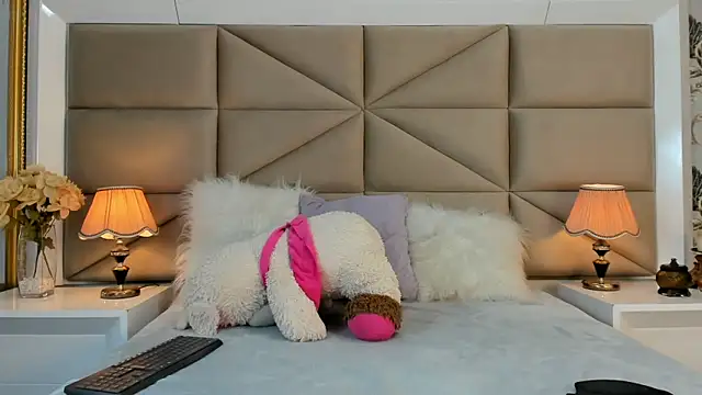 Snapshot of MayaDeLuca chatting on December 13, 2025, 8:36 pm MayaDeLuca online show from December 13, 2025, 8:36 pm