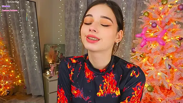 LunaraRada online show from December 16, 2025, 5:40 pm